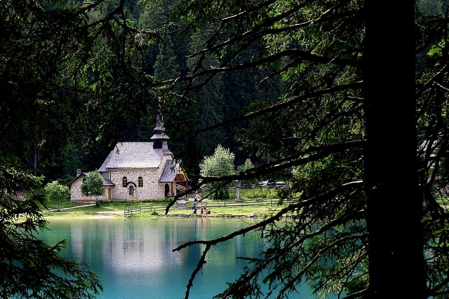 DPP_0484chiesa_sul_lago.JPG